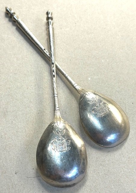 S�lvskeer med heraldiske v�ben